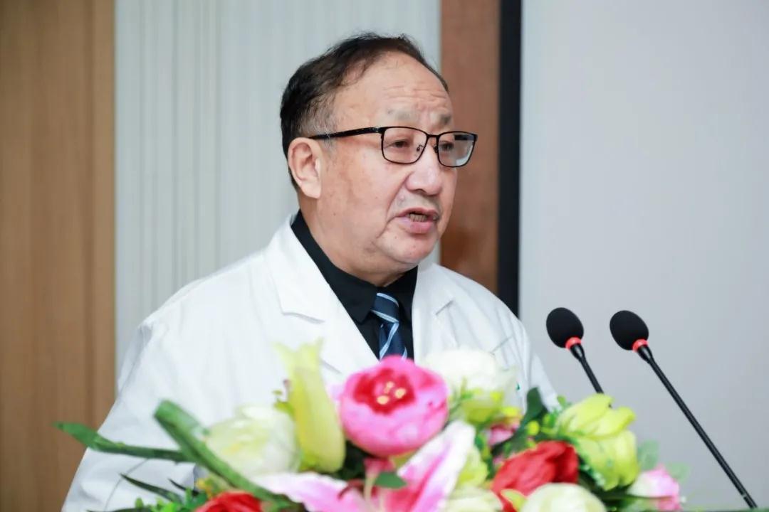 公保才旦書記主持會議.jpg