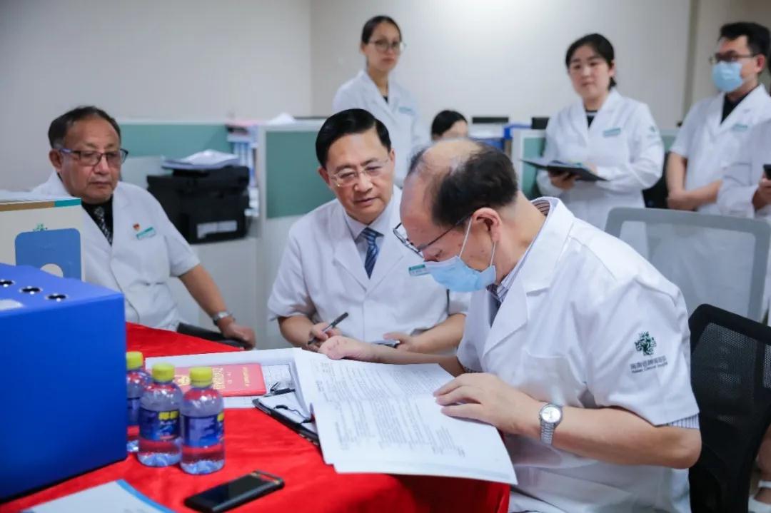 吳世政院長（左二）陪同管理一組專家深入科室檢查.jpg