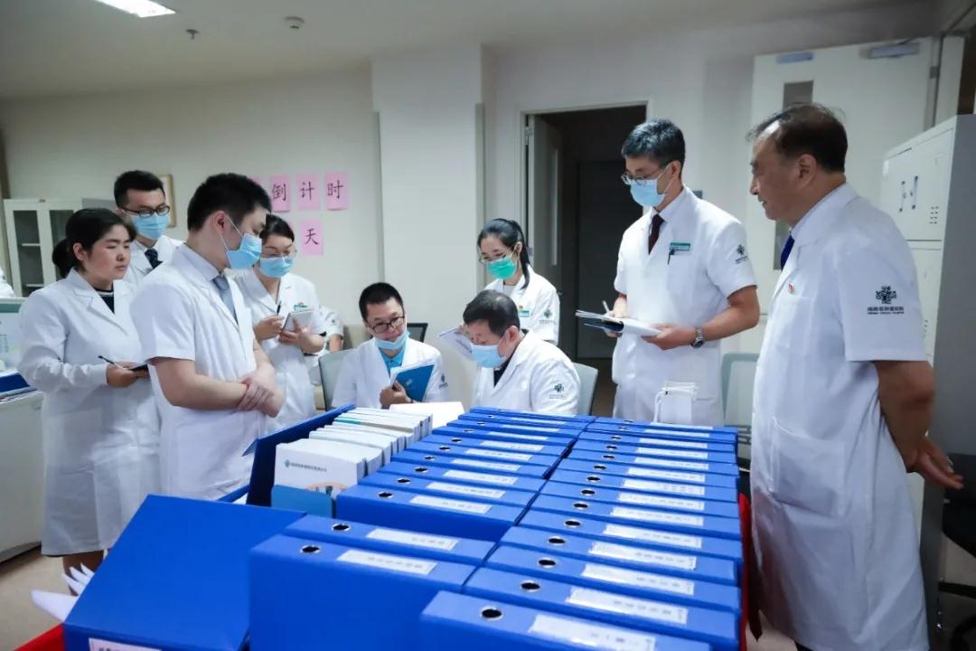 劉韋淞副院長（右二）陪同管理二組專家深入科室檢查.jpg