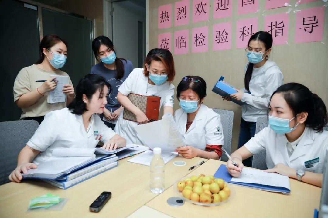 鄭茵副院長（前左一）陪同院感組專家深入科室檢查.jpg