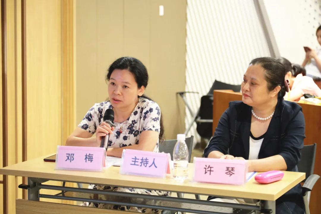 海南省中醫(yī)院鄧梅主管護(hù)士、海南省人民醫(yī)院放射科    許琴教授主持會(huì)議.jpg