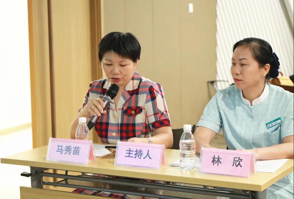 海南省人民醫(yī)院門(mén)診部護(hù)士長(zhǎng)馬秀苗 、 海南省腫瘤醫(yī)院內(nèi)科系統(tǒng)總護(hù)士長(zhǎng)林欣主持會(huì)議.jpg