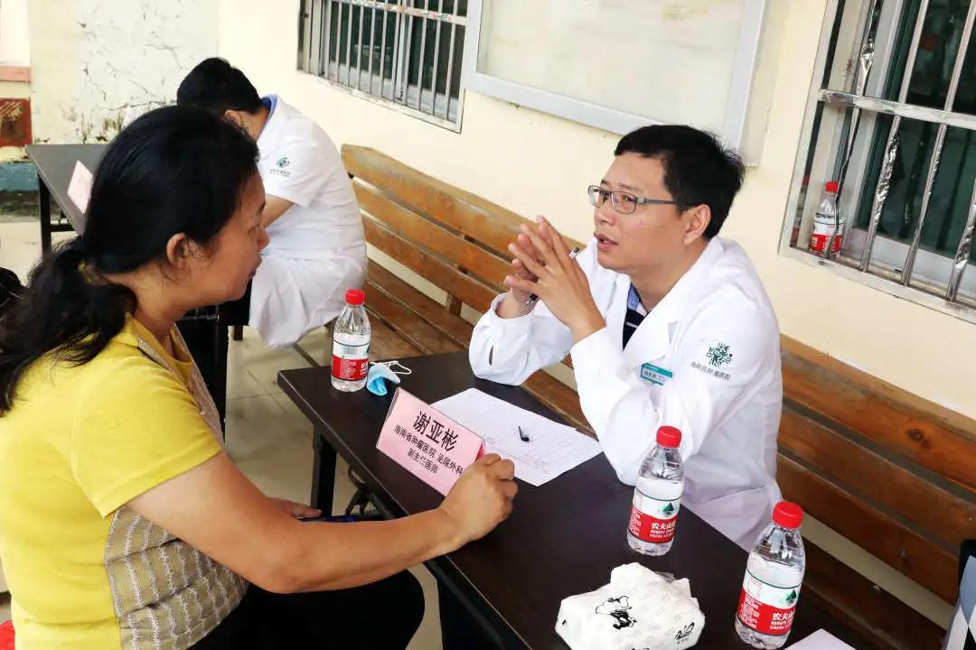 謝亞彬副主任醫(yī)師為村民答疑.jpg