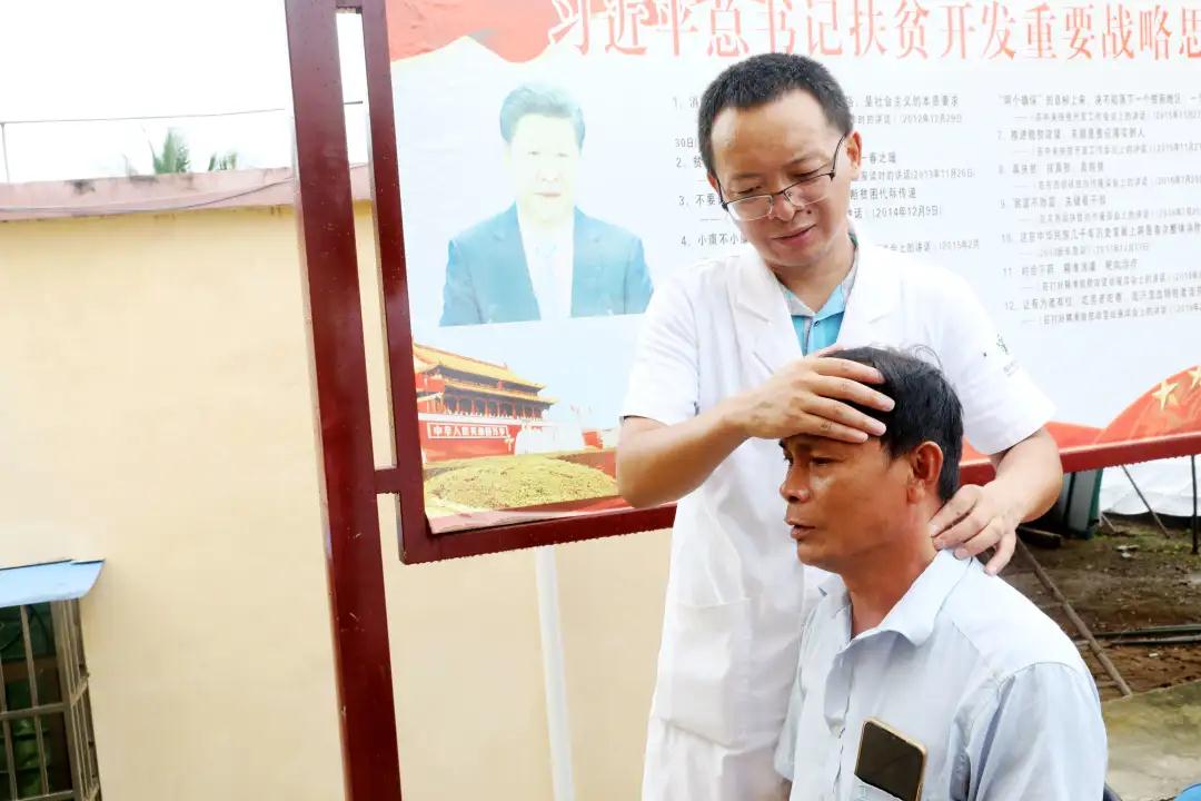楊世杰醫(yī)生為村民針灸.jpg