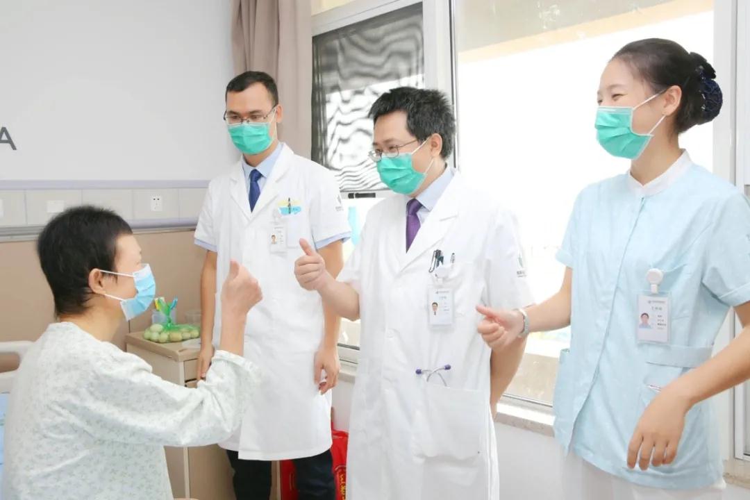 董文教授看望患者。資料圖.jpg