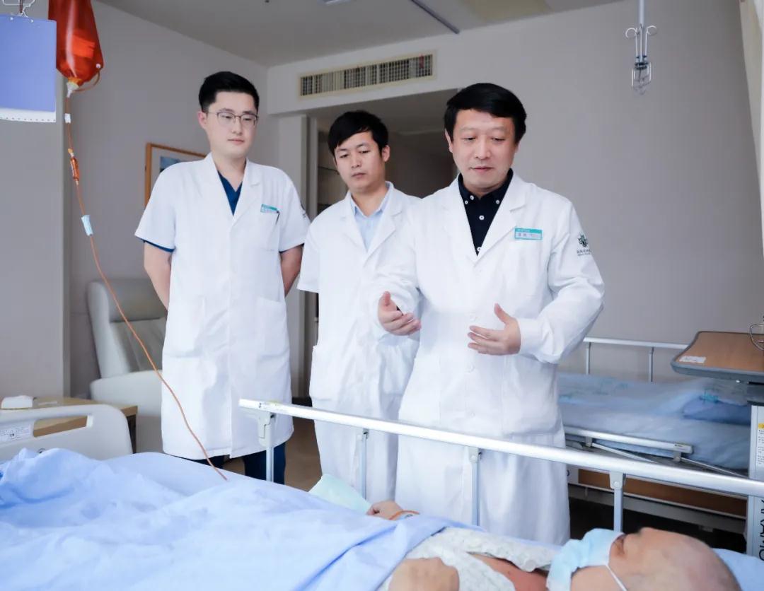 陳煜主任（右一）看望患者.jpg
