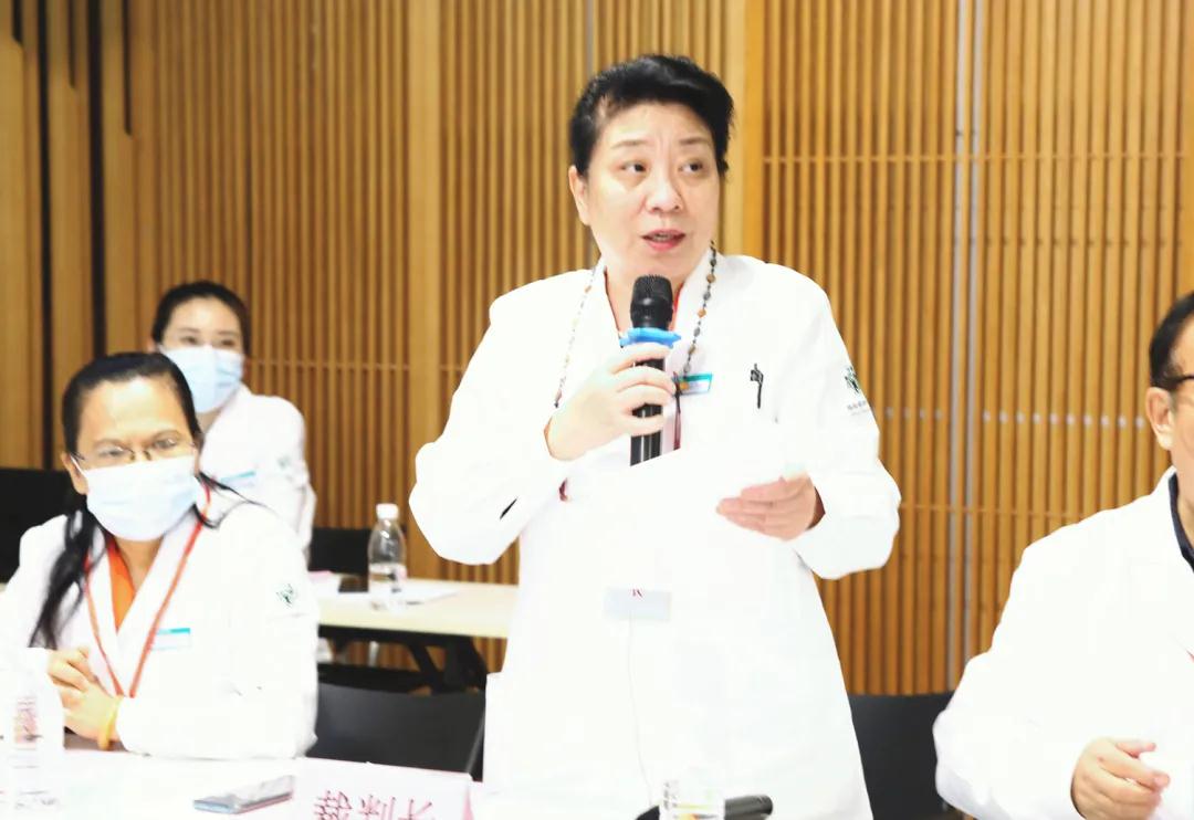 裁判長(zhǎng)張蓉主任宣讀競(jìng)賽規(guī)則.jpg