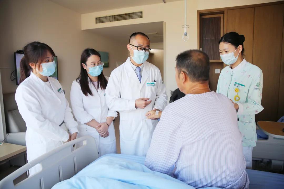 李金順主任（左三）與患者交流.jpg