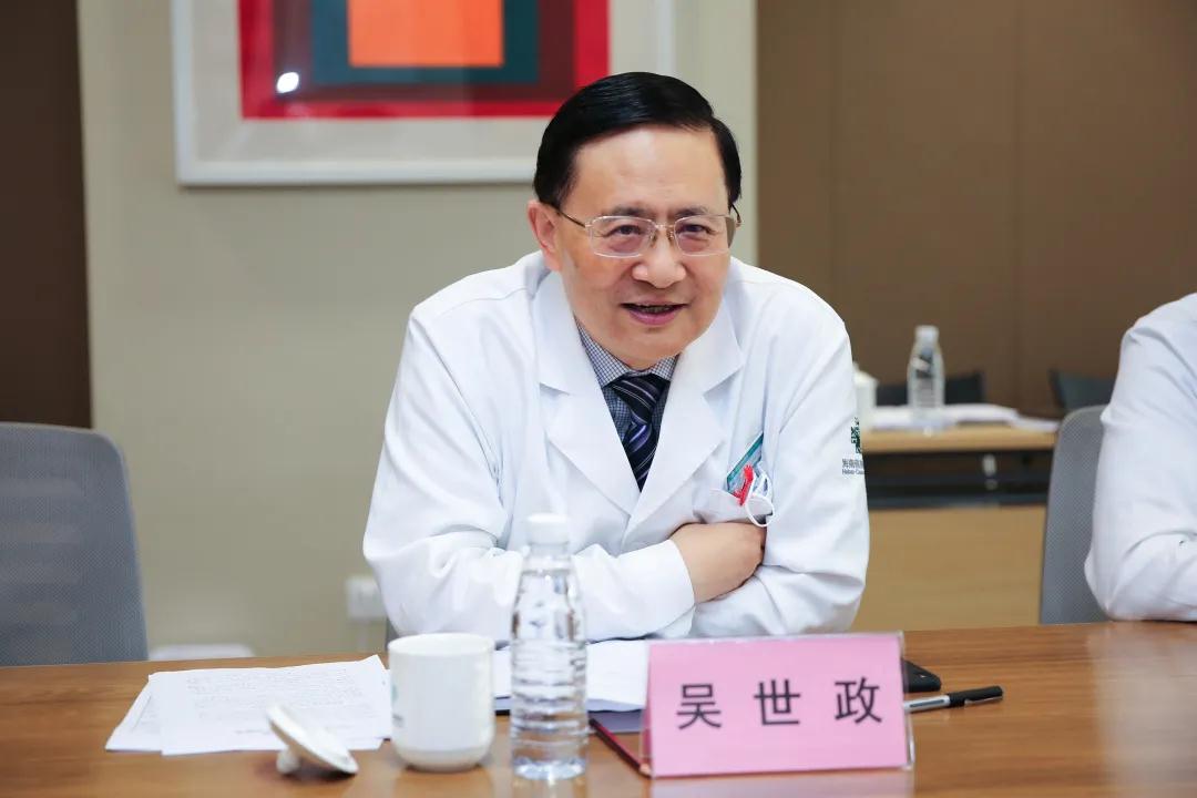 吳世政院長介紹醫(yī)院情況.jpg