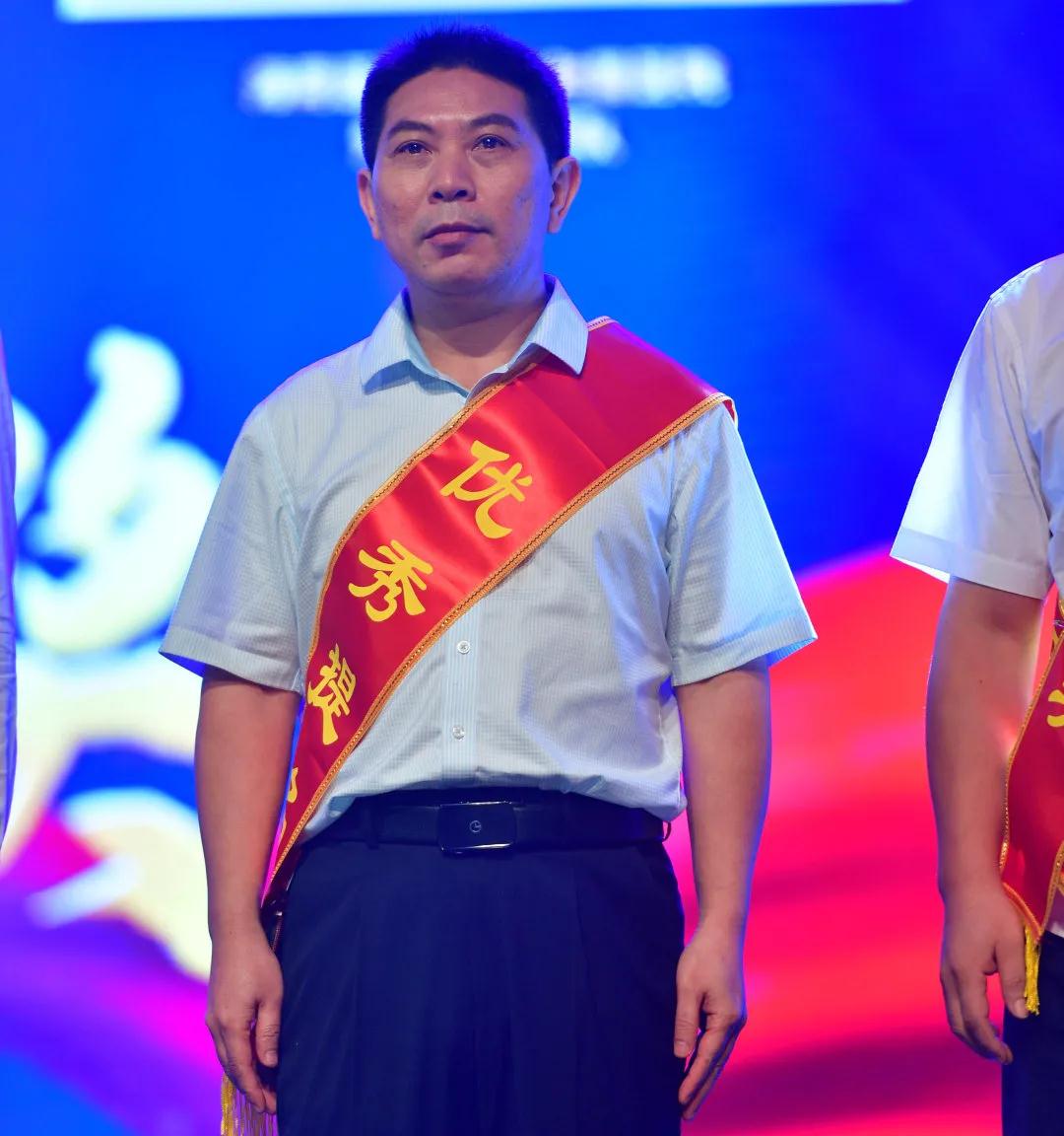 海南省腫瘤醫(yī)院重癥醫(yī)學(xué)科主任鄧春領(lǐng)獎(jiǎng).jpg