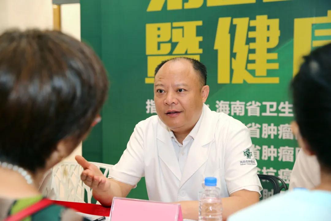 余書勇教授為患者提供義診咨詢服務.jpg