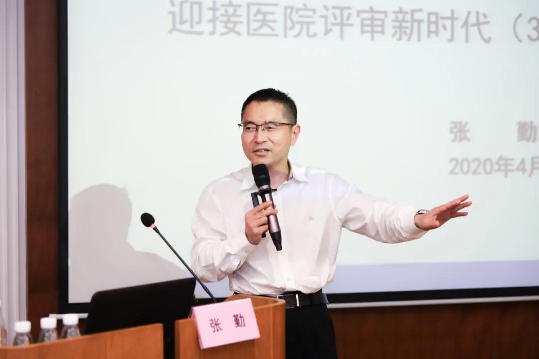 張勤教授作專題輔導.jpg