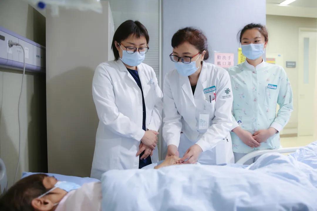 姚紅霞主任（中）與患者交流.jpg