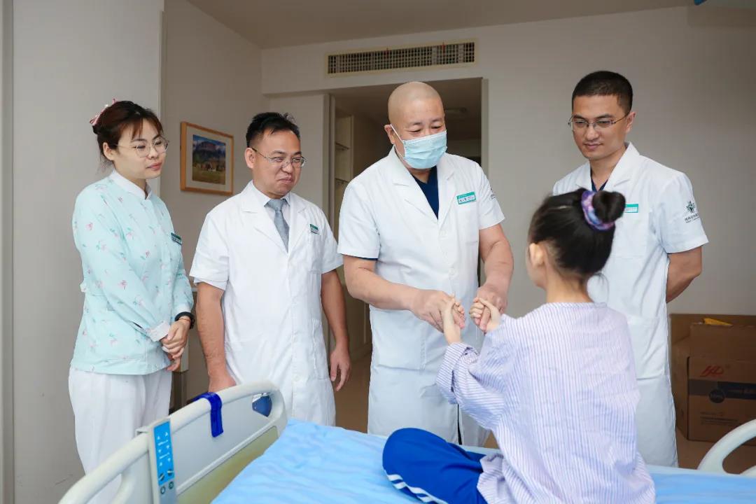 神經(jīng)外科專家查看小瑩治療情況.jpg