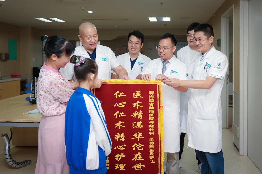 小瑩和媽媽給醫(yī)護送錦旗.jpg