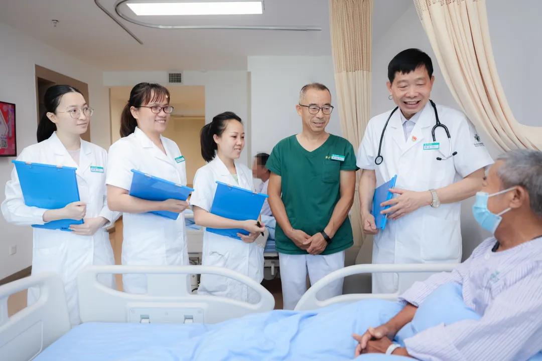 醫(yī)護(hù)人員與患者交流.jpg