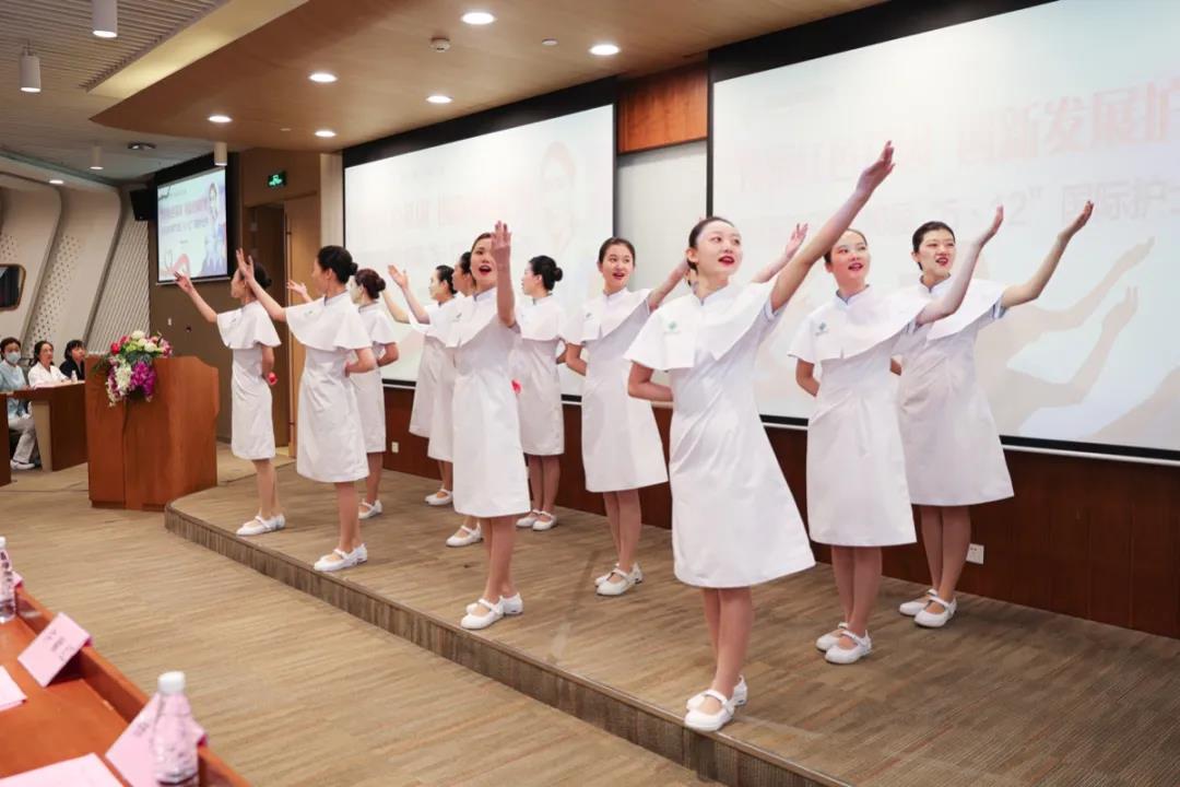 12名白衣天使演繹《中國(guó)護(hù)士之歌》.jpg
