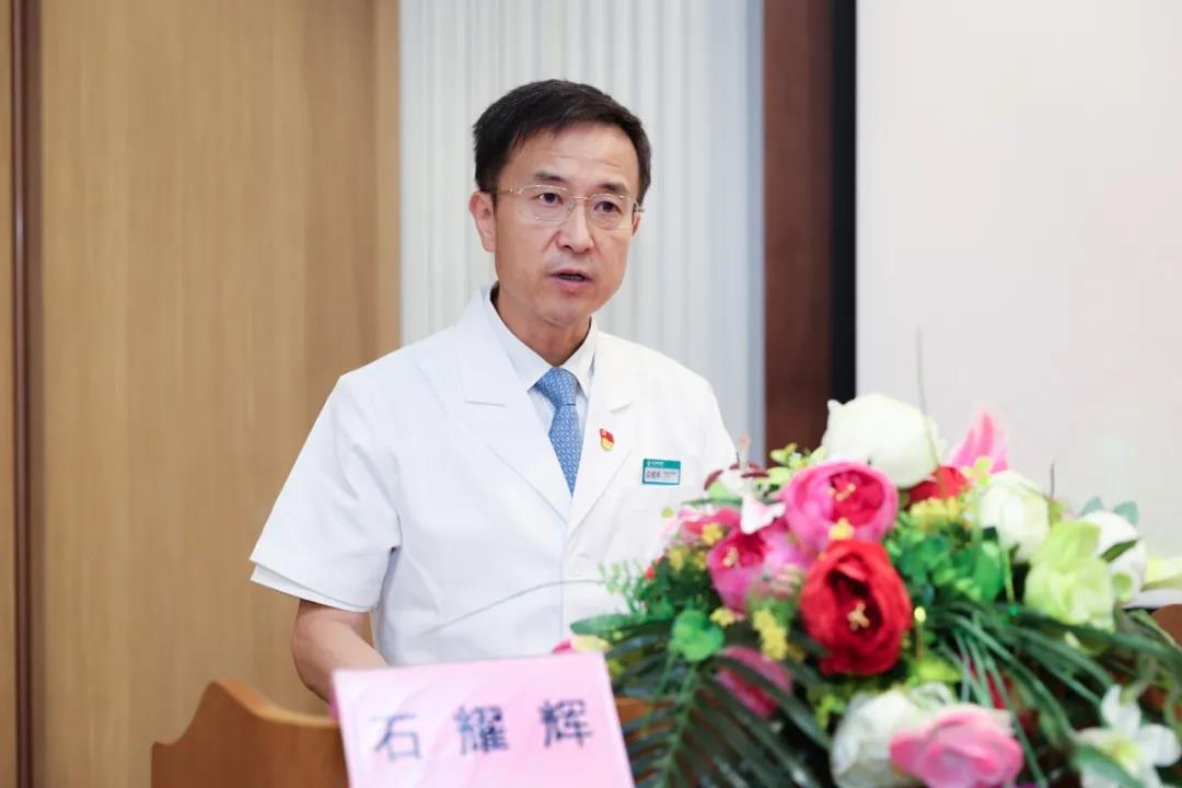 石耀輝書(shū)記宣讀表彰決定.jpg