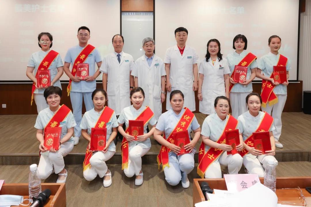 頒發(fā)“最美護(hù)士”獎(jiǎng)及優(yōu)秀護(hù)理保障獎(jiǎng)2.jpg