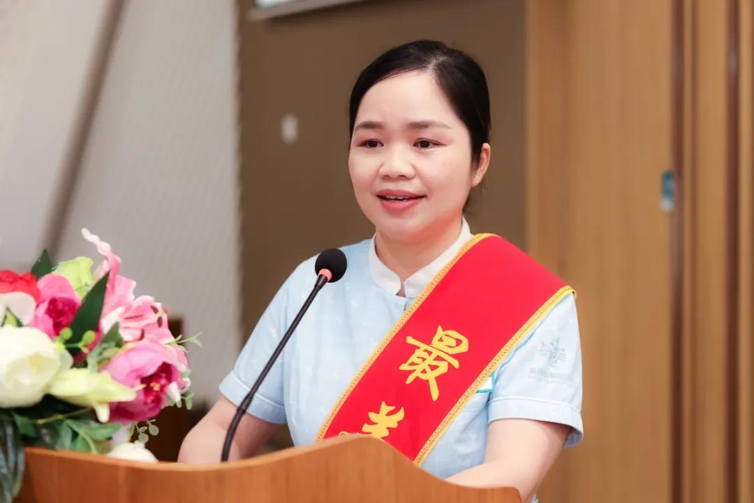 最美護(hù)士長(zhǎng)代表林碧玲護(hù)士長(zhǎng)發(fā)言.jpg