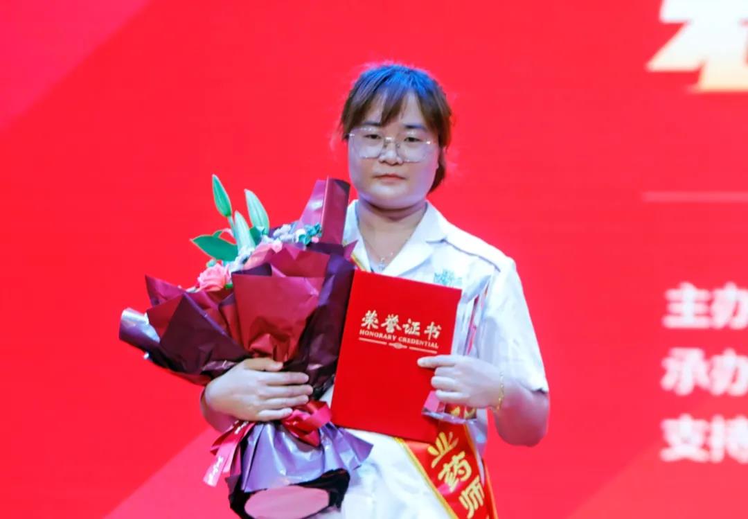 董秋苑榮獲2020年“海南最美執(zhí)業(yè)藥師”領(lǐng)獎留影.jpg