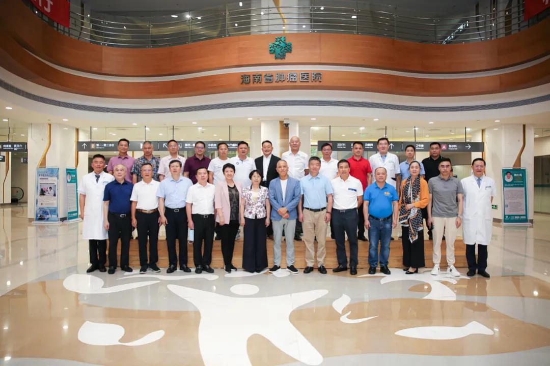 海南省工商聯(lián)“海商研究企業(yè)行”走進(jìn)省腫瘤醫(yī)院.jpg