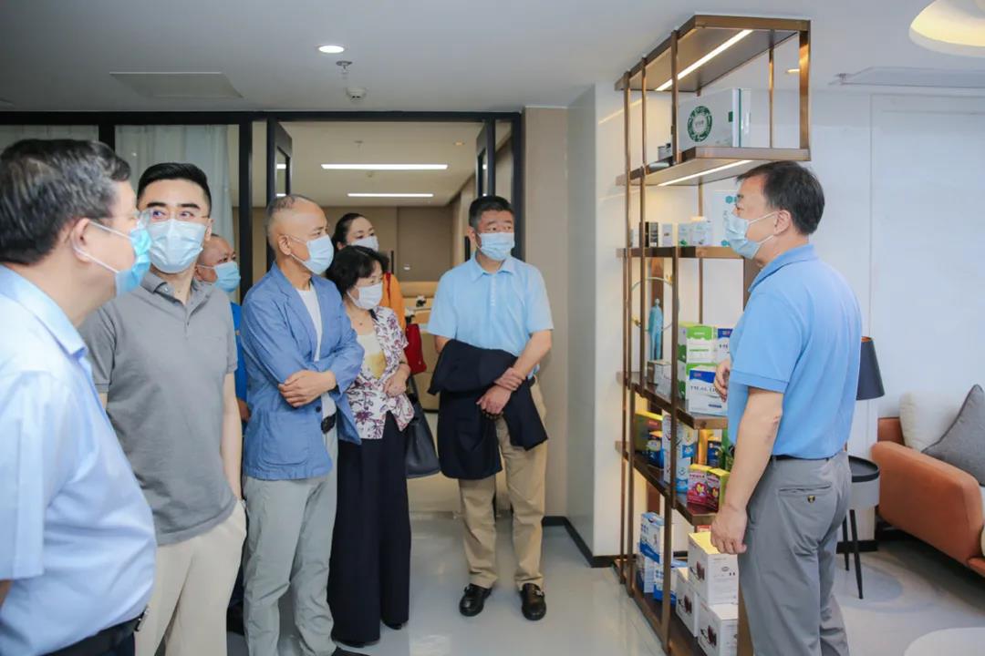 海南省工商聯(lián)“海商研究企業(yè)行”走進(jìn)省腫瘤醫(yī)院1.jpg