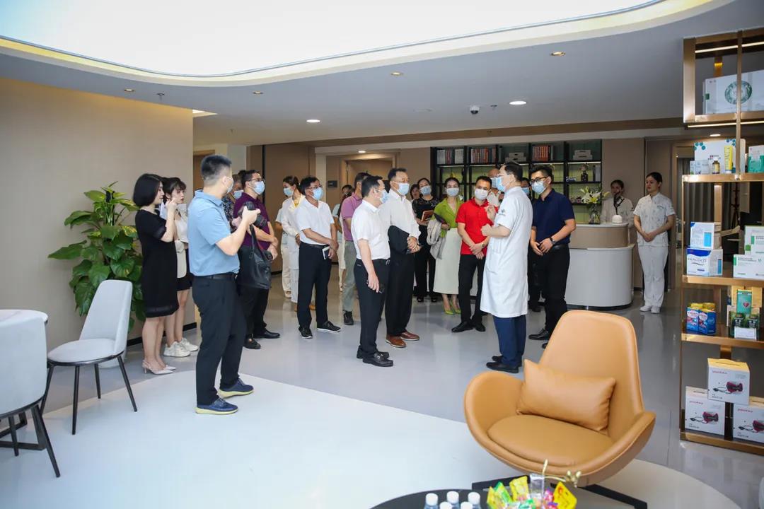 海南省工商聯(lián)“海商研究企業(yè)行”走進(jìn)省腫瘤醫(yī)院2.jpg