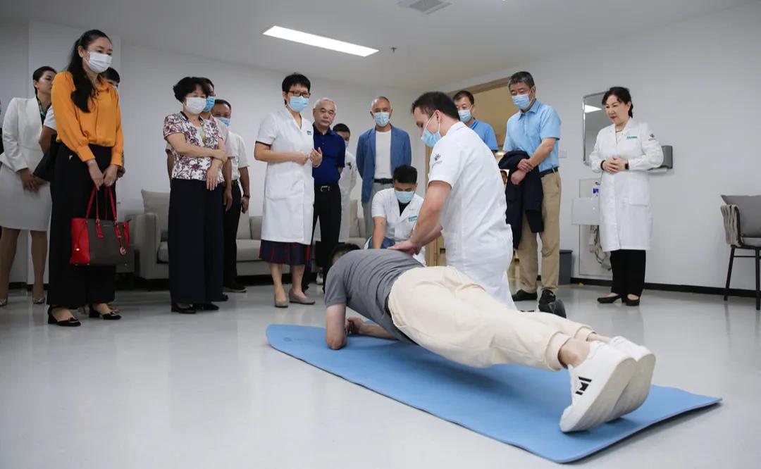 海南省工商聯(lián)“海商研究企業(yè)行”走進(jìn)省腫瘤醫(yī)院3.jpg