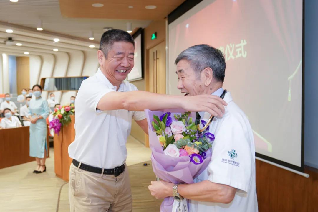 蔣會成理事長向首席專家邵永孚授牌.jpg
