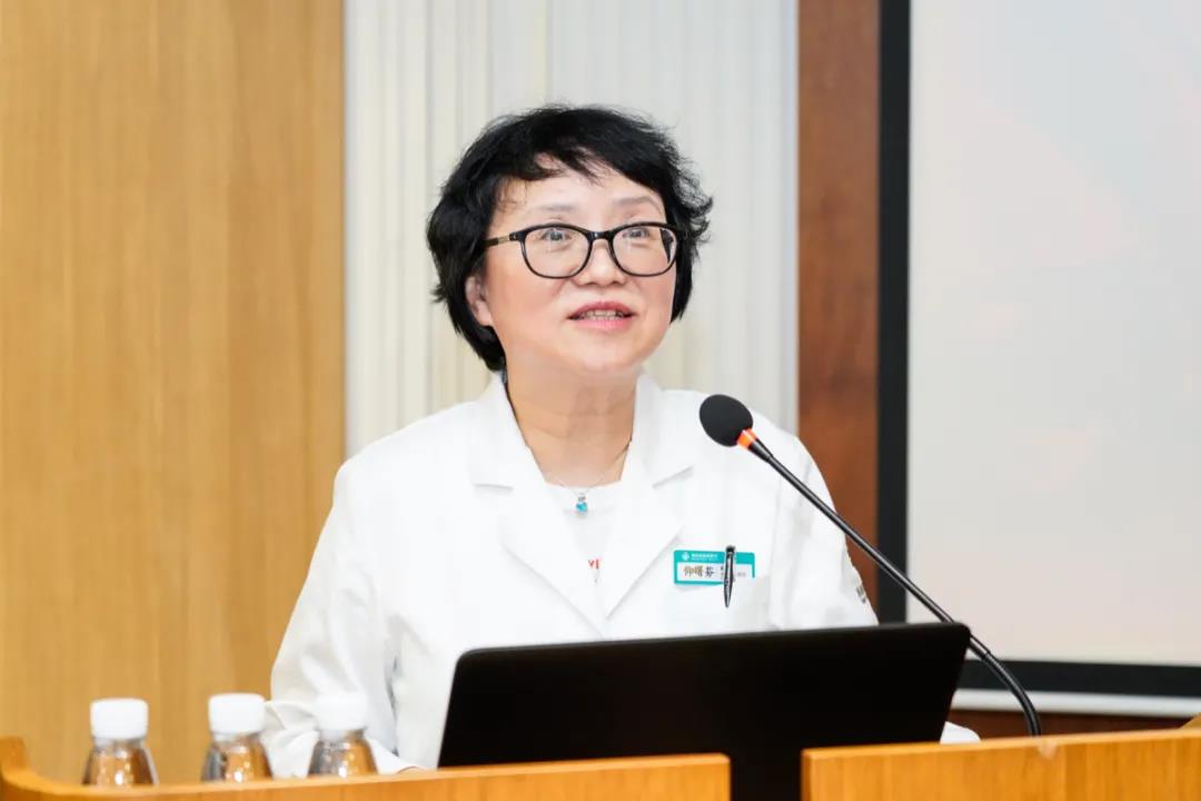 仰曙芬副院長主持大會(huì).jpg