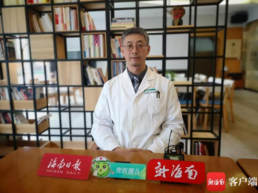 新海南客戶端、南海網(wǎng)、南國都市報記者對話“小說里”的院長。記者 王洪旭 攝.jpg