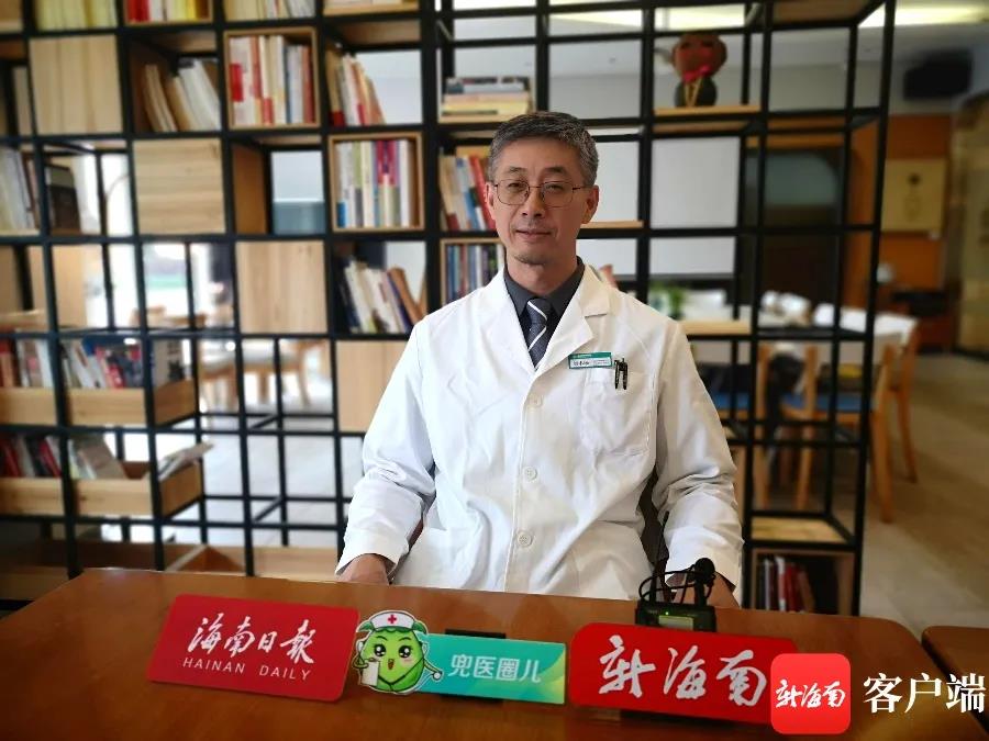 新海南客戶端、南海網(wǎng)、南國都市報記者對話“小說里”的院長。記者王洪旭攝.jpg