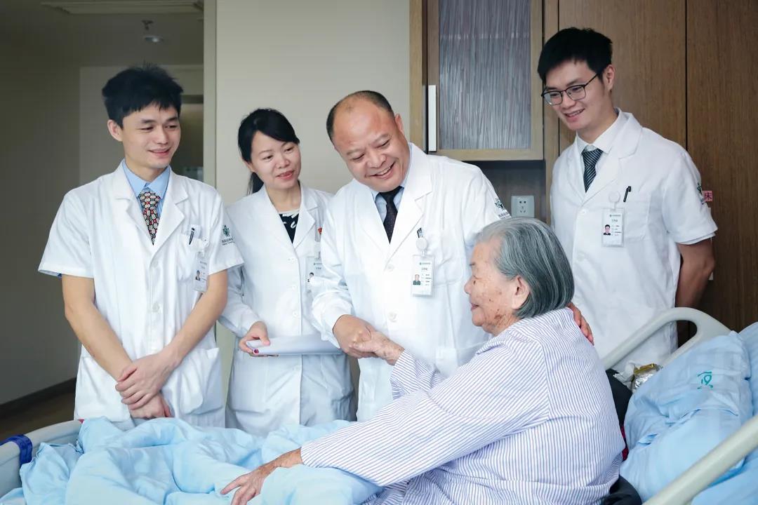 專家團(tuán)隊(duì)看望患者.jpg