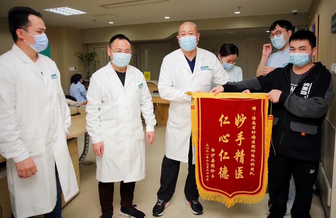 患者家屬向神經(jīng)外科團隊送錦旗.jpg