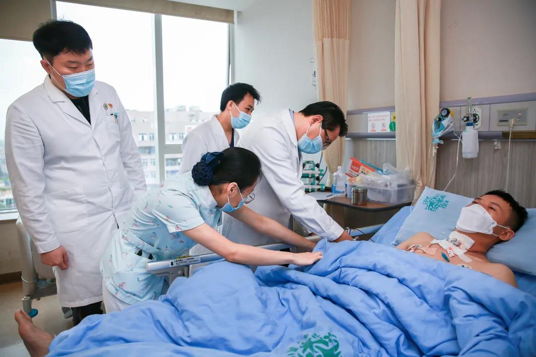 男子頸總動脈被鐵片瞬間割破 我院啟動綠色通道全力救治1.jpg
