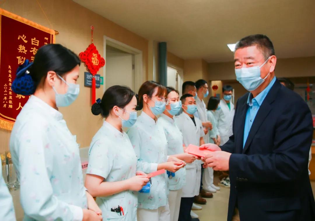 蔣會成理事長慰問值班醫(yī)護.jpg