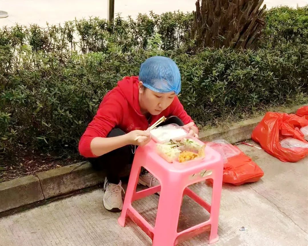 采樣人員簡單就餐.jpg
