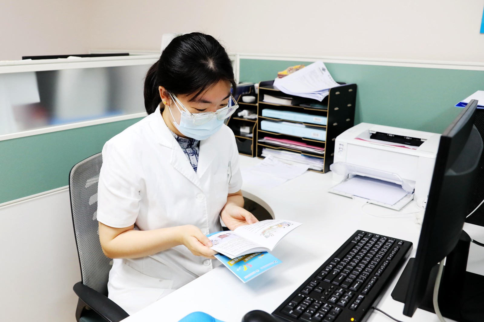 科室醫(yī)生翻閱職業(yè)病防治手冊(cè).JPG