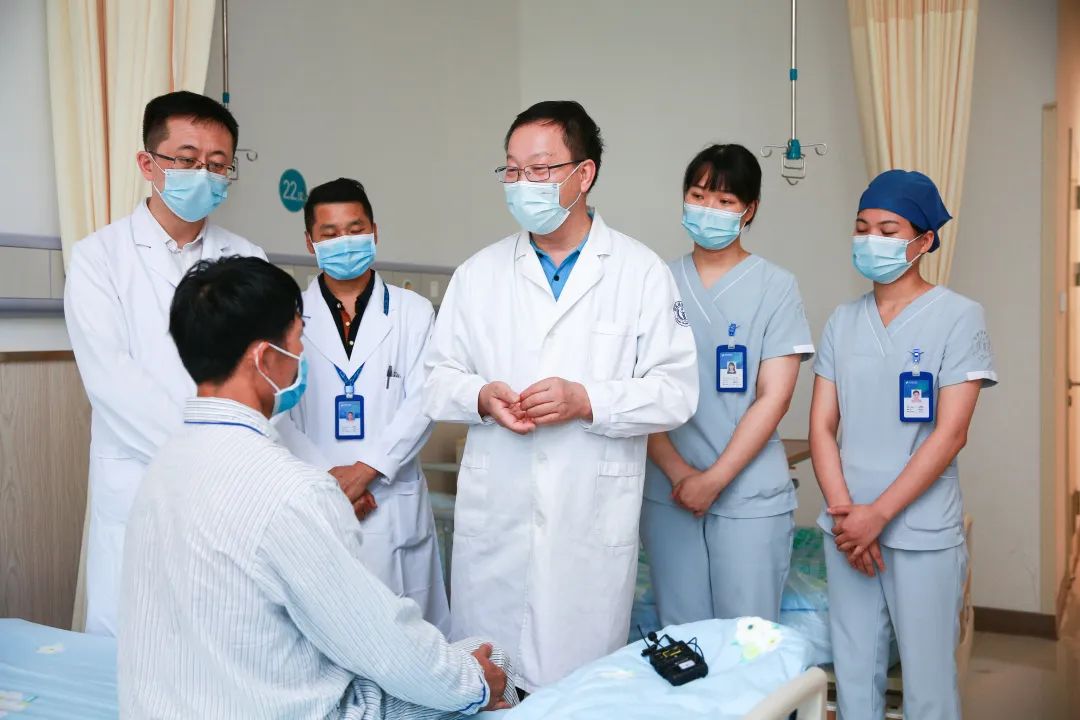 海南省腫瘤醫(yī)院和博鰲超級醫(yī)院醫(yī)護團隊術前看望患者.jpg