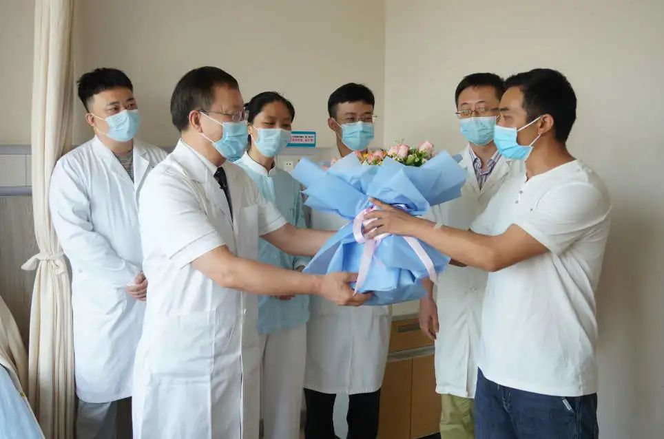 國內(nèi)首批兩例釔90玻璃微球臨床治療患者順利出院1.jpg