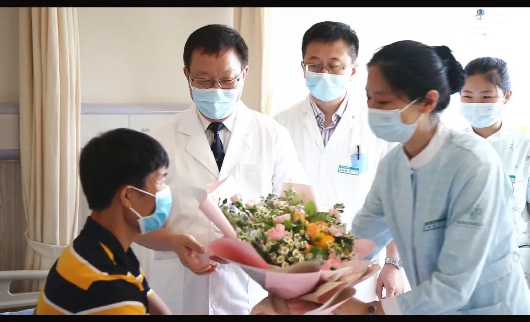 國內(nèi)首批兩例釔90玻璃微球臨床治療患者順利出院2.jpg