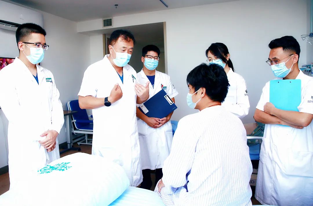 海南省腫瘤醫(yī)院成功實施食管巨大腫瘤微創(chuàng)手術1.jpg