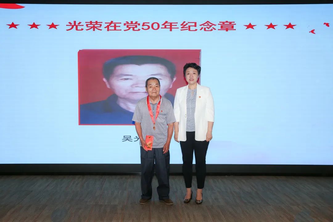 海南第一投資集團(tuán)“七一”表彰大會暨學(xué)習(xí)省第八次黨代會精神講座在我院召開10.jpg