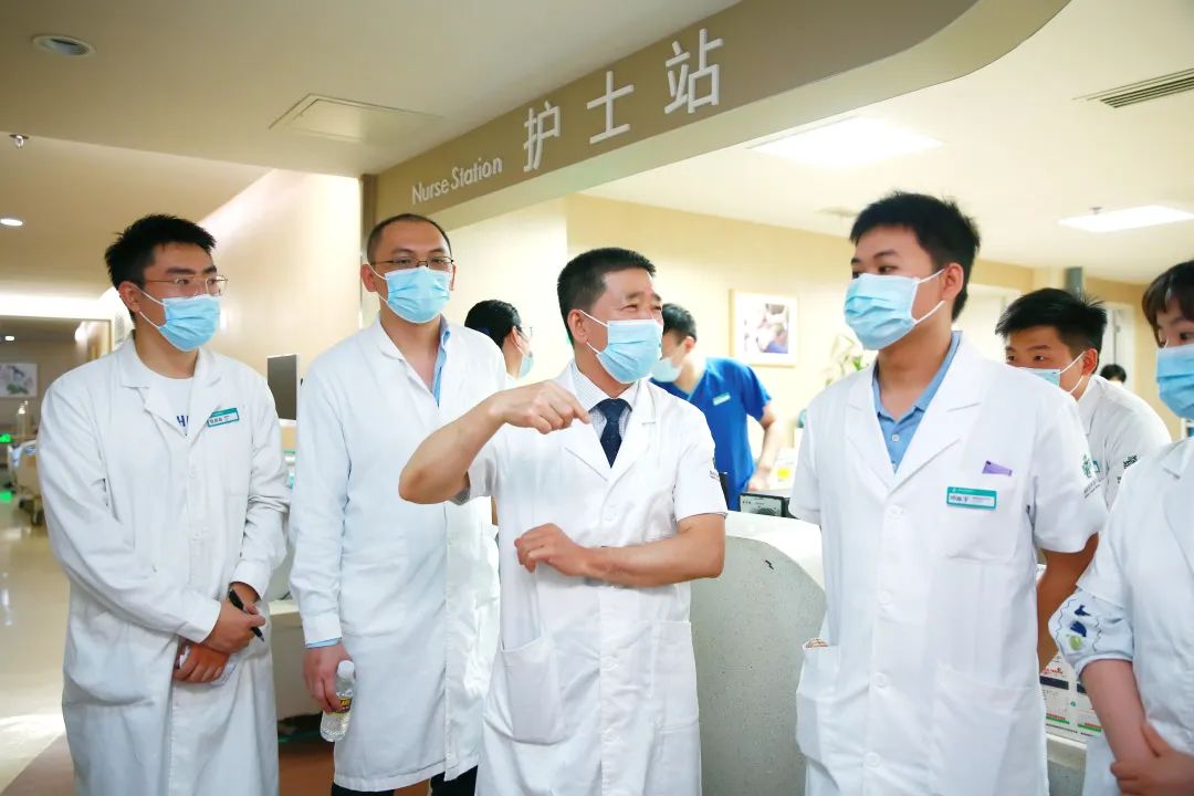 王長(zhǎng)利教授（左三）與年輕醫(yī)師交流.jpg