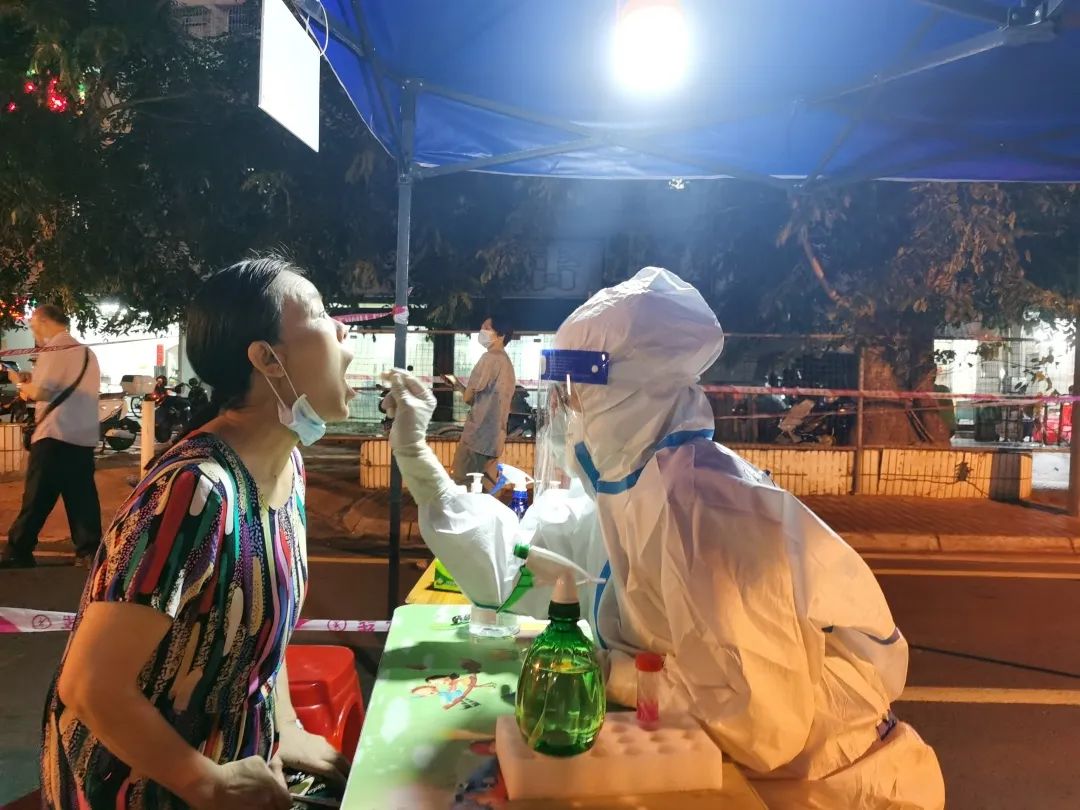 戰(zhàn)疫再出發(fā)！我院連續(xù)4天支援?？谑腥珕T核酸檢測(cè)工作1.jpg