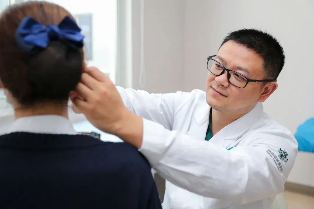 海南一男子鼻腔取出4公分長(zhǎng)“山螞蟥”1.jpg