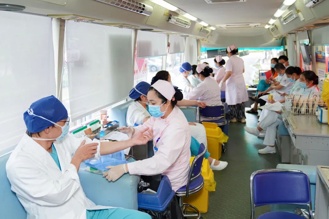 海南省腫瘤醫(yī)院開展無償獻(xiàn)血活動1.jpg