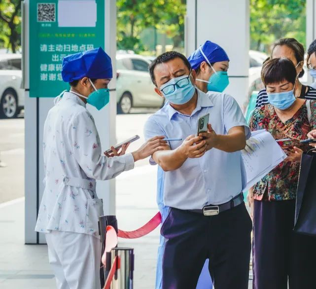 多舉措提升患者滿意度 海南省腫瘤醫(yī)院積極推進(jìn)服務(wù)體系建設(shè)工作1.jpg