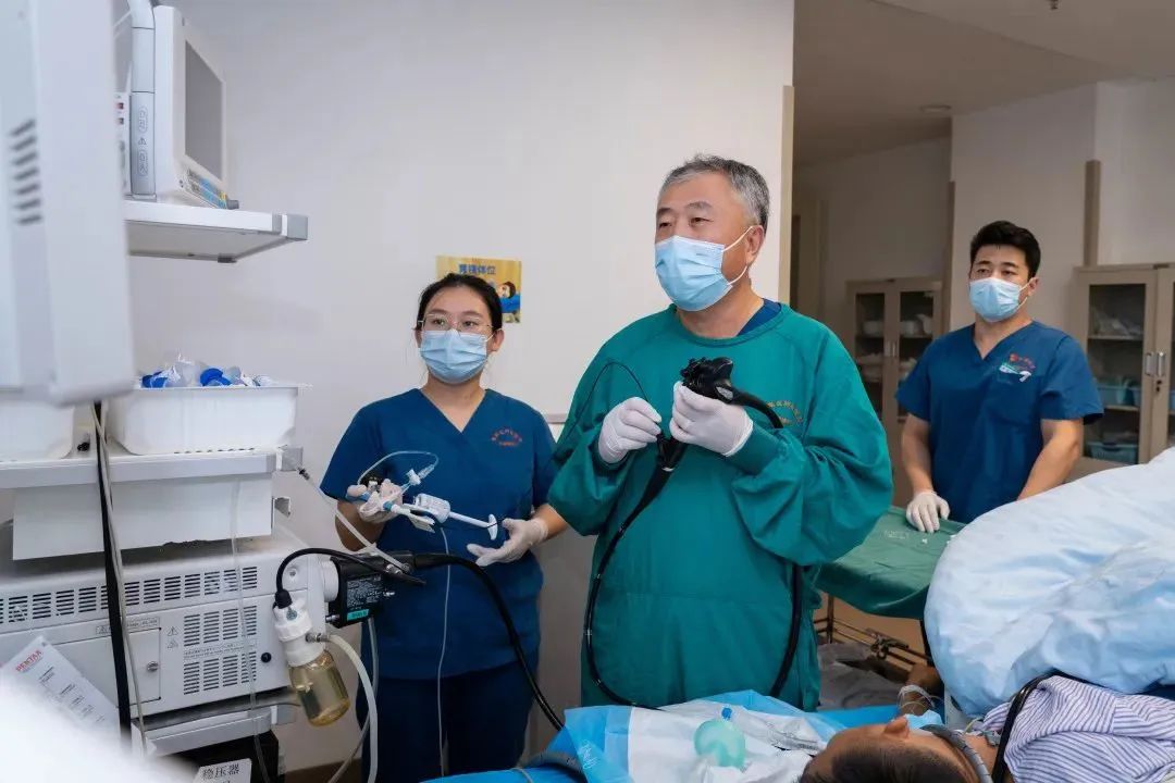 海南省腫瘤醫(yī)院專家食管修“隧道”巧取腫瘤1.jpg
